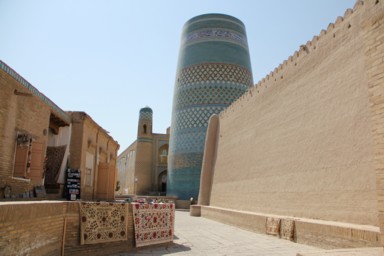 未完成ながらも青いタイルの美しいカルタ・ミナールの塔の姿