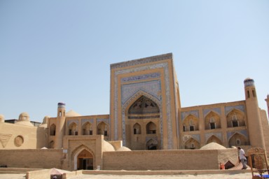 ヒヴァのアラクリ・ハーン・マドラサの門の色あせた青いタイルが残る景色