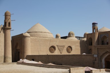 ヒヴァのキャラバンサライのレンガ造りの建物の外観