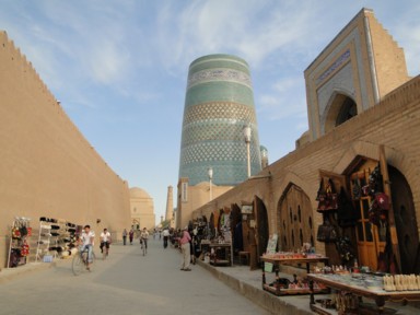 ヒヴァの昔のまま残る城壁都市