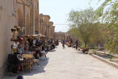 ヒヴァのお土産の雑貨が並ぶ通りの光景