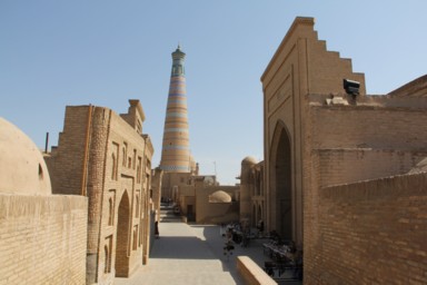 ヒヴァの町の現代っぽさが全くないイスラム・ホジャ・ミナレットを望む景色