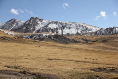 コチコルからソンクル湖へ向かう峠の目の前の雪山