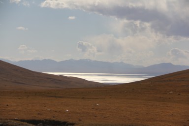 コチコルからソンコル湖へ向かう道で遠くに湖が見えた光景