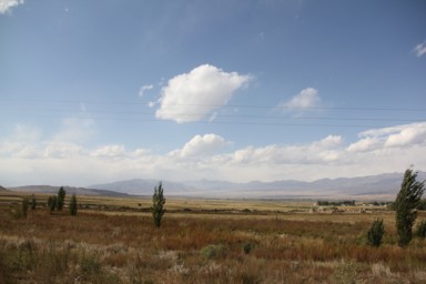 町はずれの何もない大地と山の絶景