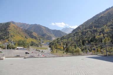 カザフスタンのメデウの入り口の渓谷の風景