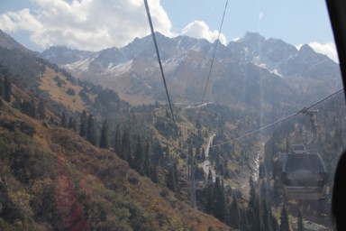 カザフスタンのメデウのロープウェーの中からの終点と雪山の景色