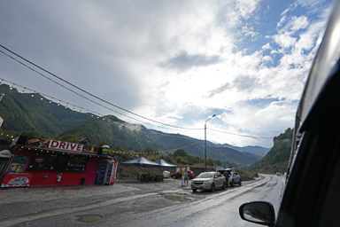山と商店が並ぶジョージア軍用道路