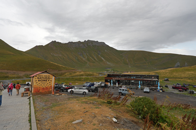 ロシア・ジョージア友好モニュメントの周りの山とお店の様子