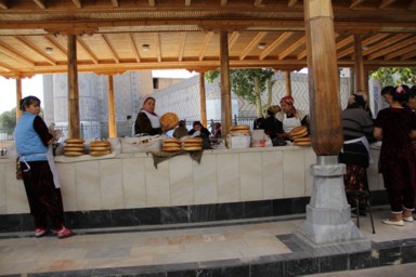 サマルカンド名物のナンが並ぶパン屋