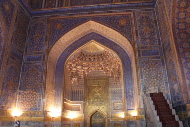 サマルカンドのレギスタン広場の金箔が施されたティカラリ・メドレセの内部