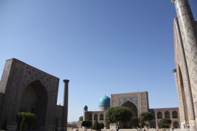 サマルカンドの青いタイルが輝く壮麗な建築群。