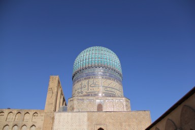 青いドームが連なるシルクロードの風景