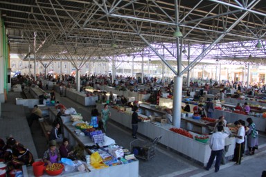 市場のにぎわいとバザールの風景