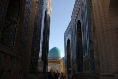 巡礼者が訪れる霊廟の丘シャヒ・ズィンダ