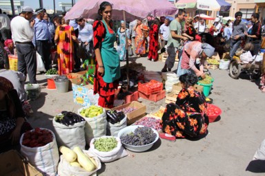 市場の活気と多彩な商品が並ぶ様子