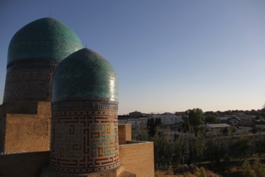 太陽の光が建物を照らす美しい瞬間