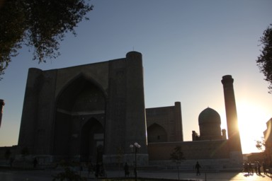 サマルカンドのビビ・ハニム・モスクの夕暮れの様子