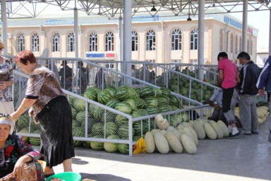 スイカとメロンが並ぶ市場の風景