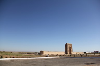 砂漠に残るキャラバン宿と建設中の空港