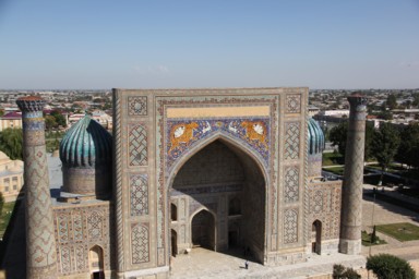 サマルカンドのウルグベク・マドラサの塔の上から見るシェルドル・メドレセ