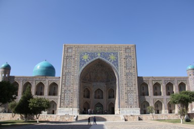 サマルカンドのレギスタン広場の繊細なタイルで模様が作られた入り口の外観