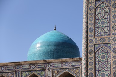 サマルカンドのレギスタン広場の空とは違う青色のドーム