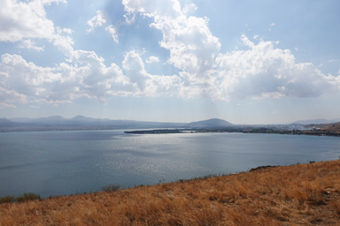 きらきら湖面の輝くセヴァン湖の様子