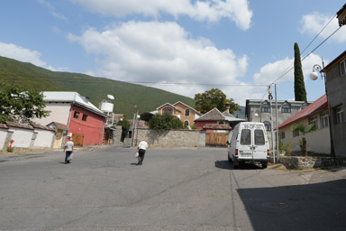 シェキの町の裏道の山が見える素朴な光景