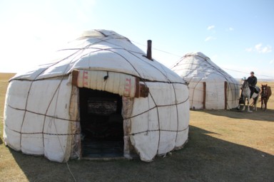 ソンコル湖の白い絨毯で覆われたユルタ