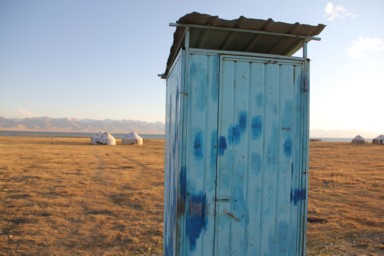 ソン・クル湖のユルタから少し離れた場所にある簡易トイレ