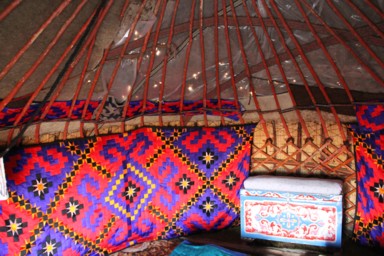 ソンコル湖のユルタの中のカラフルな壁の様子