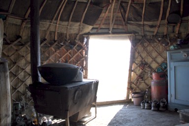 ソンコル湖のユルタの中の古びた暖炉