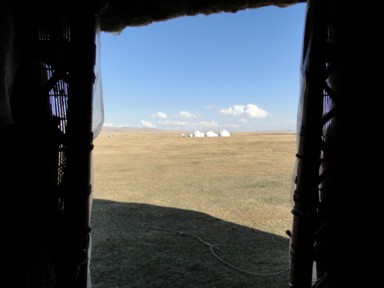 ソンコル湖の朝のユルタの中からの外の明るい大自然の世界