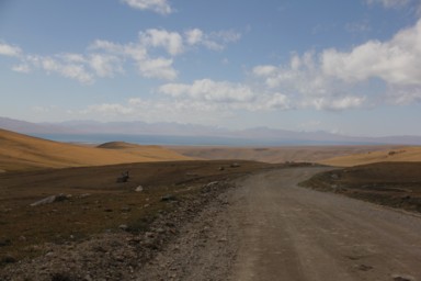 ソンコル湖へ向かう舗装されていない道