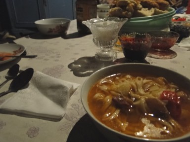 ソンコル湖のユルタでロウソクの灯りで食べる暖か麺料理の素朴な夕食