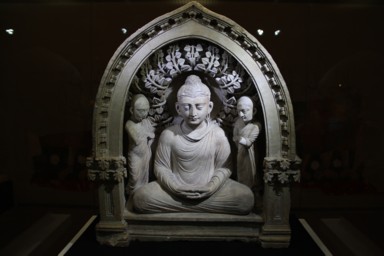 タシケントの国立歴史博物館の座禅を組む美しい表情のブッダ