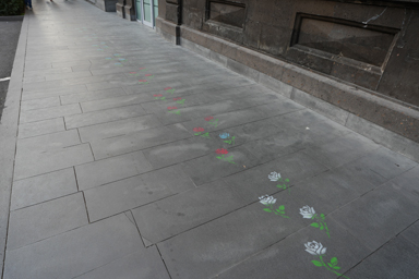 エレバンの歩道にペイントされたおしゃれな花の絵