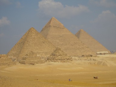 ギザの大ピラミッドが砂漠にそびえる壮大な景観。