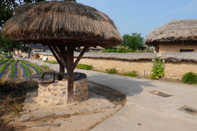 河回村の藁ぶき屋根付き井戸