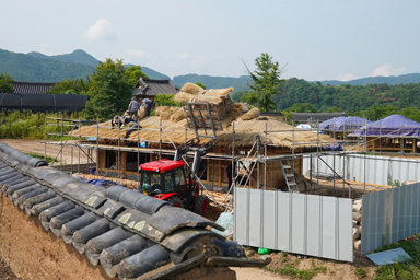 藁ぶき屋根の家をみんなで造作中