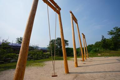 河回村の巨大ブランコ"
