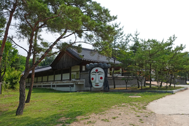 河回村の仮面舞踏の巨大仮面