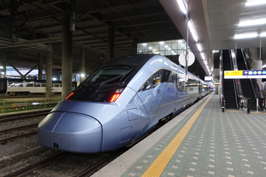 始発ホームで出発を待つ高速列車