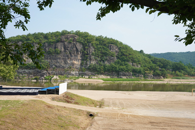 河回村の川の向こうの断崖の山