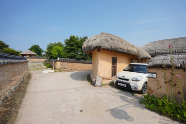 河回村の素朴な家には高級車