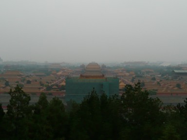 故宮の壮大な宮殿建築を正面からとらえた景観。