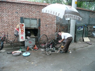胡同の路上の自転車修理屋さん