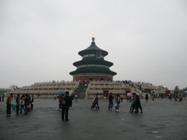 天壇の円形建築が青空に映える美しい風景。