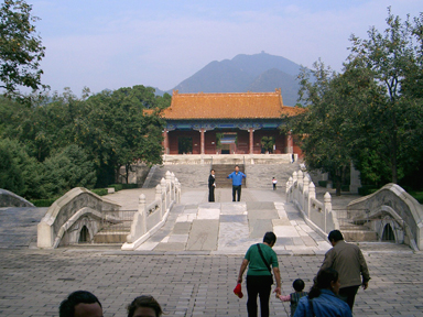 皇帝墓群の荘厳な参道と石像が並ぶ風景。